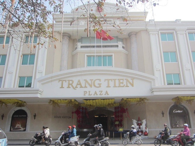 Tràng Tiền Plaza - một trong những trung tâm thương mại lớn nhất Thủ đô rực rỡ trong những ngày giáp Tết với cách trang trí lộng lẫy, thu hút mọi người.